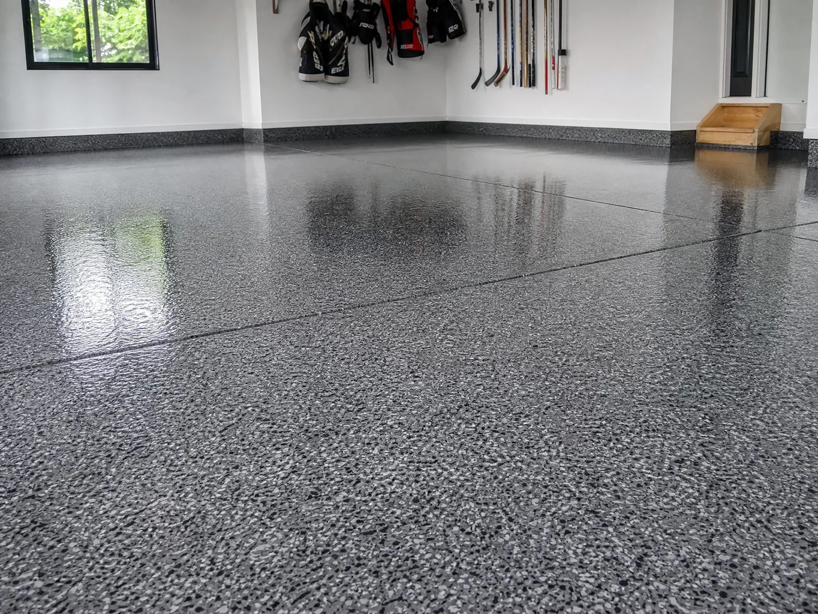 Flake-textured epoxy floor surface